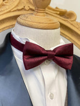 Load image into Gallery viewer, Bloody Red Little Flower Classic Bow Tie
