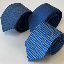 Load image into Gallery viewer, Blue Knit With White Dots Silk Tie – Skinny 70mm