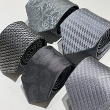 Load image into Gallery viewer, Court style Pattern Silver Silk Tie – Regular 90mm