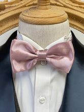 Load image into Gallery viewer, Grey Pink Classic Bow Tie